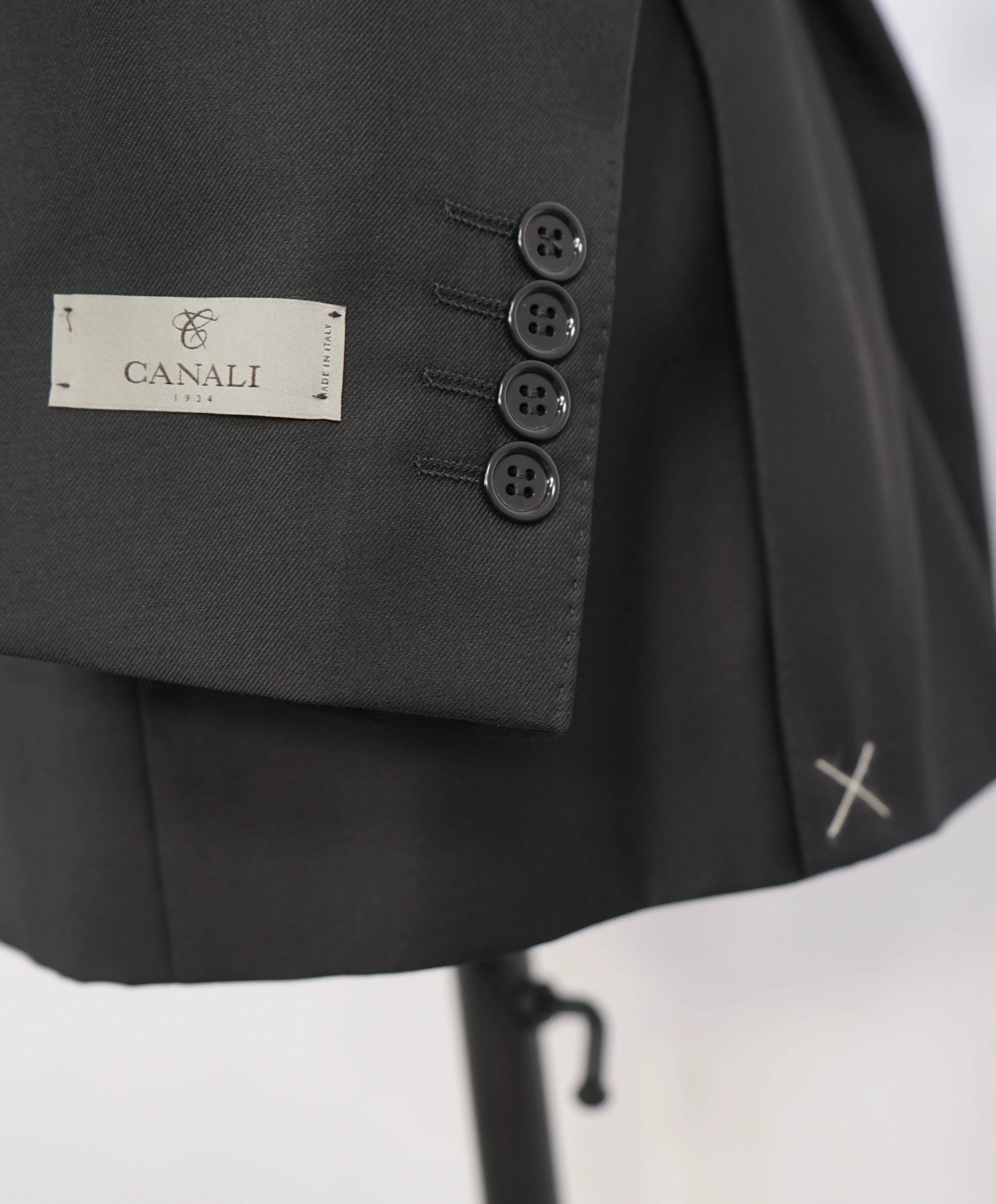 $2,195 CANALI - *CLOSET STAPLE* Black 2-Piece Suit - 48L 42W
