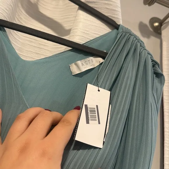 ASTR the label v neck pleated drawstring waisted midi dress*NWT