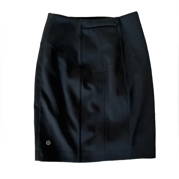 Lululemon Mini Skirt in Back with back Zip Pocket size 2