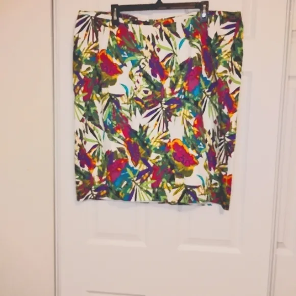 Monroe &amp; Main Vibrant Floral on White 2 Piece Skirt Suit Sz 16W