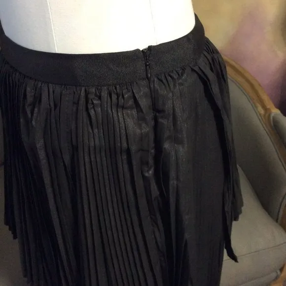 NWT tiered concertina skirt, size 6