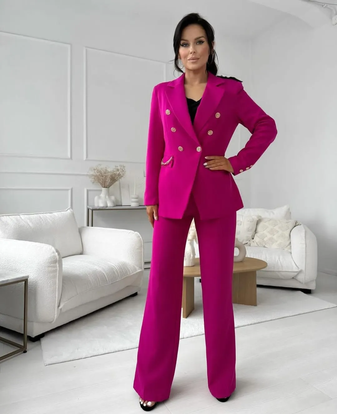 ORCHID SUIT WITH FLAIR PANTS AND A BLAZER WITH GOLD CHAIN