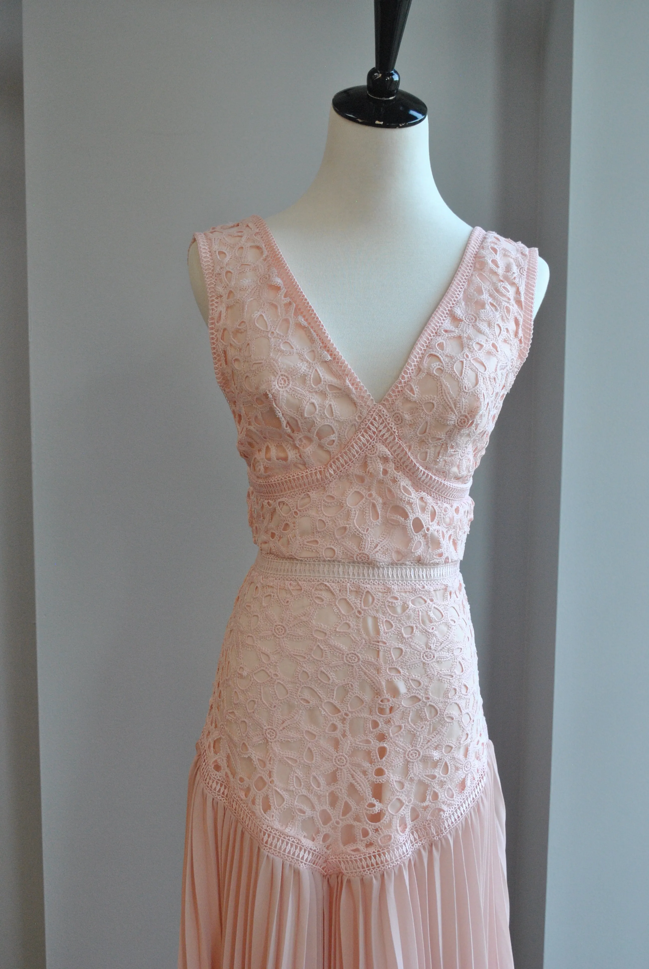 PEACH MIDI PLEATED DRESS WITH LACE DETAILS