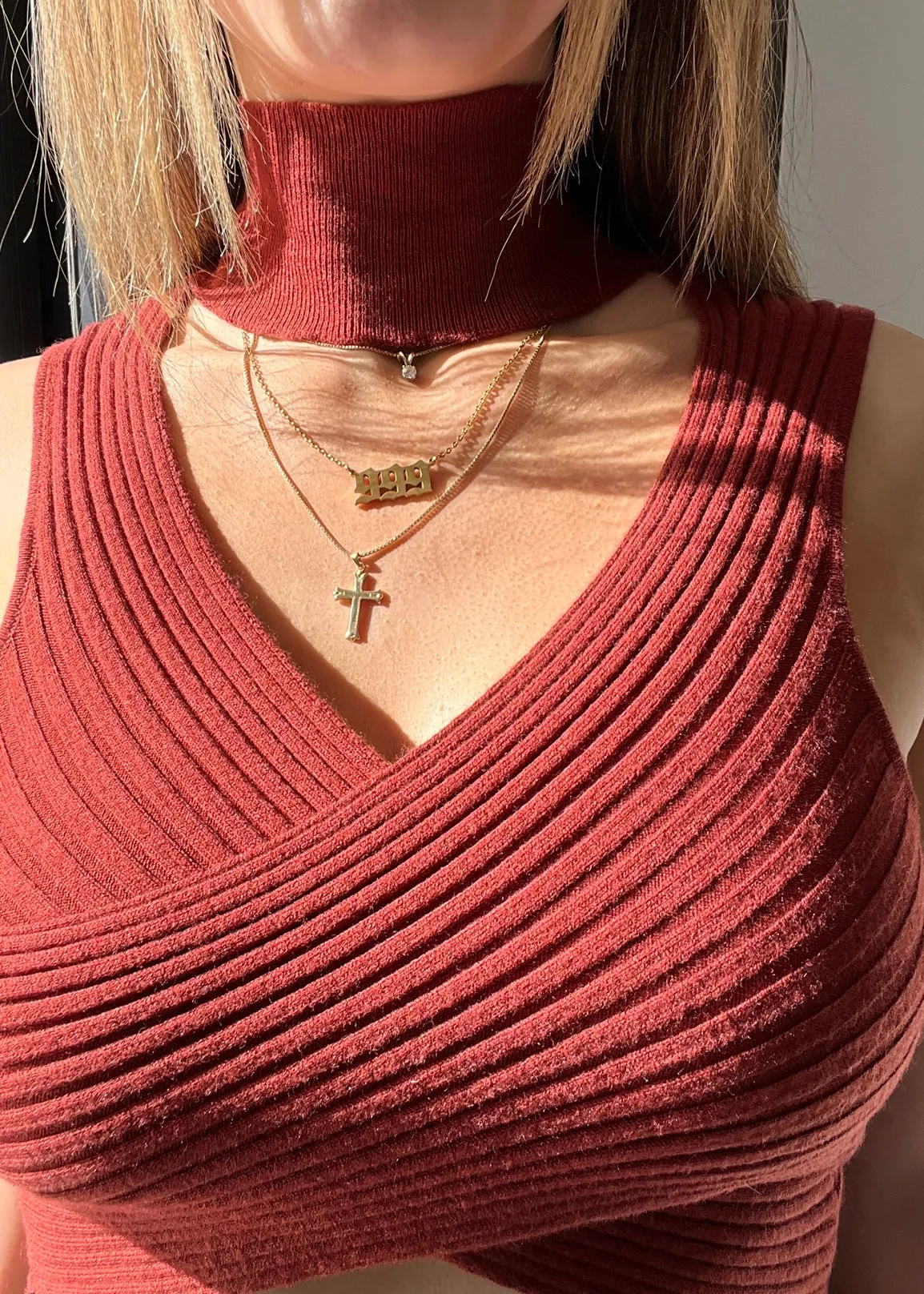 RIBBED BURGUNDY TURTLENECK CROPPED TOP