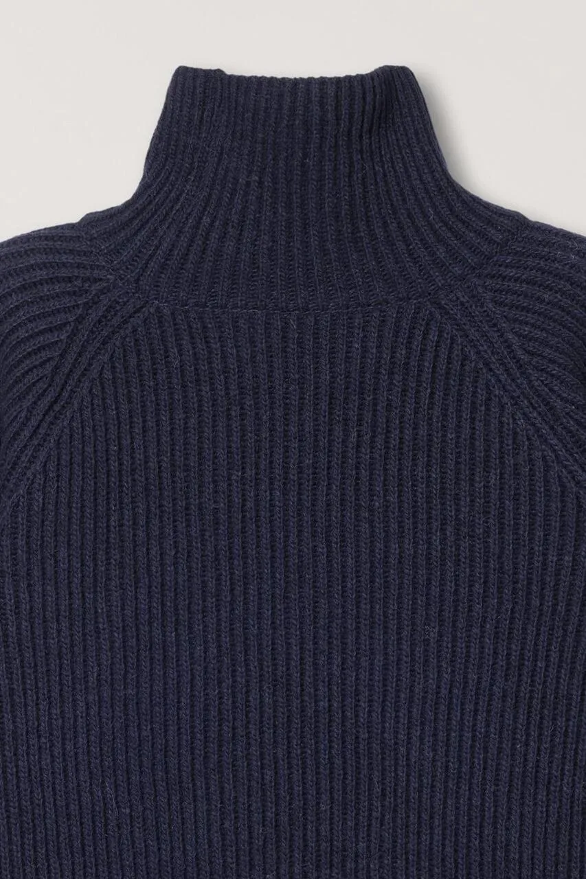 RIBBED TURTLENECK SWEATER