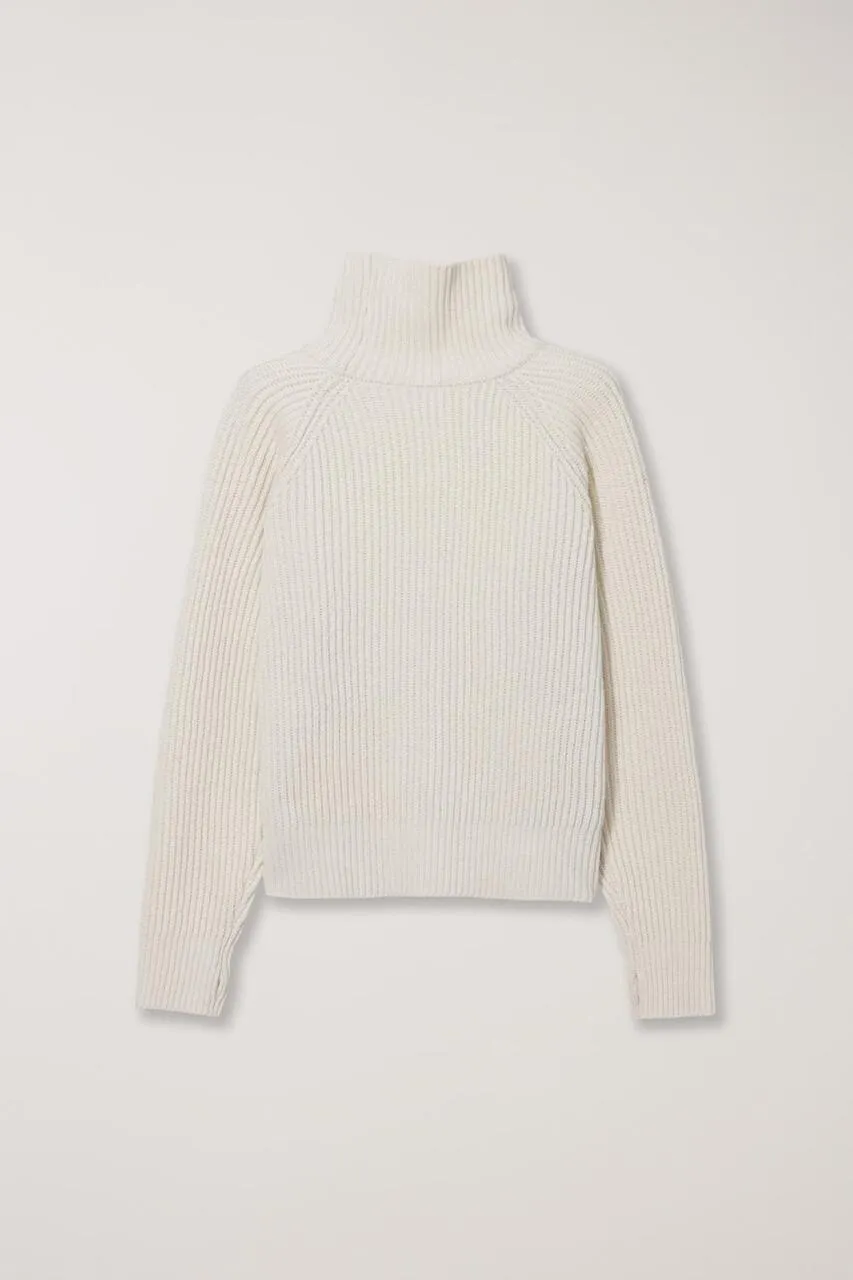 RIBBED TURTLENECK SWEATER