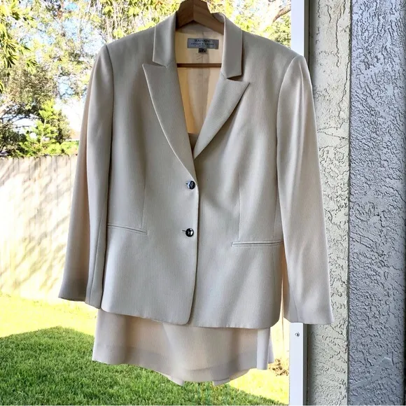 Tahari Arthur S Levine Petite Women’s 12P Cream Skirt Suit, Classic Professional