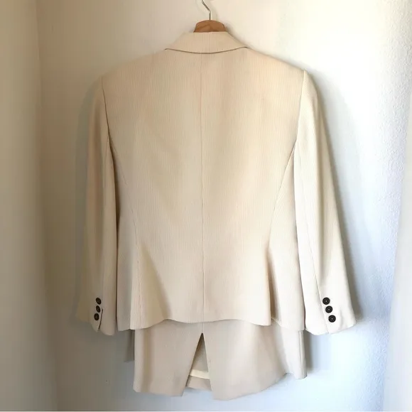 Tahari Arthur S Levine Petite Women’s 12P Cream Skirt Suit, Classic Professional