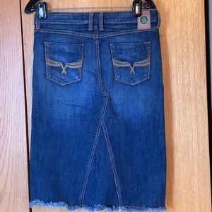 Velvet Heart 27 fringe hem stretch blue Jean denim 5 pocket 24.5” zip skirt EUC